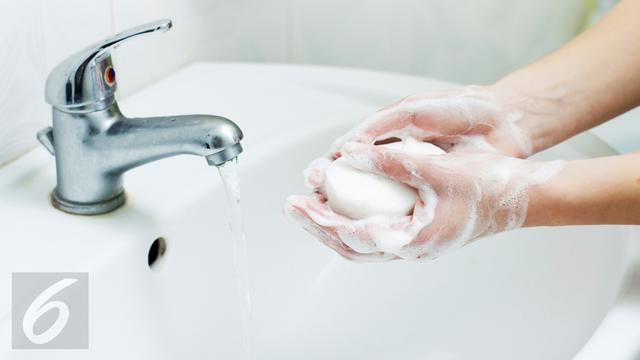 Detail Gambar Orang Sedang Mencuci Tangan Nomer 14