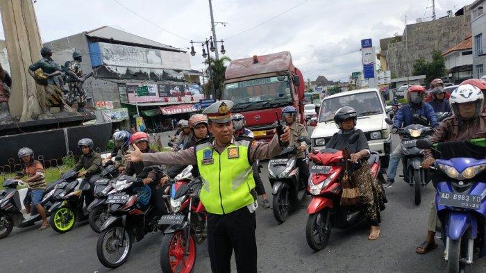 Detail Gambar Orang Sedang Mengatur Nomer 5