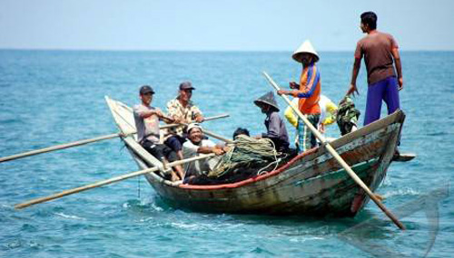 Detail Gambar Orang Sedang Menjaring Ikan Dilaut Nomer 19