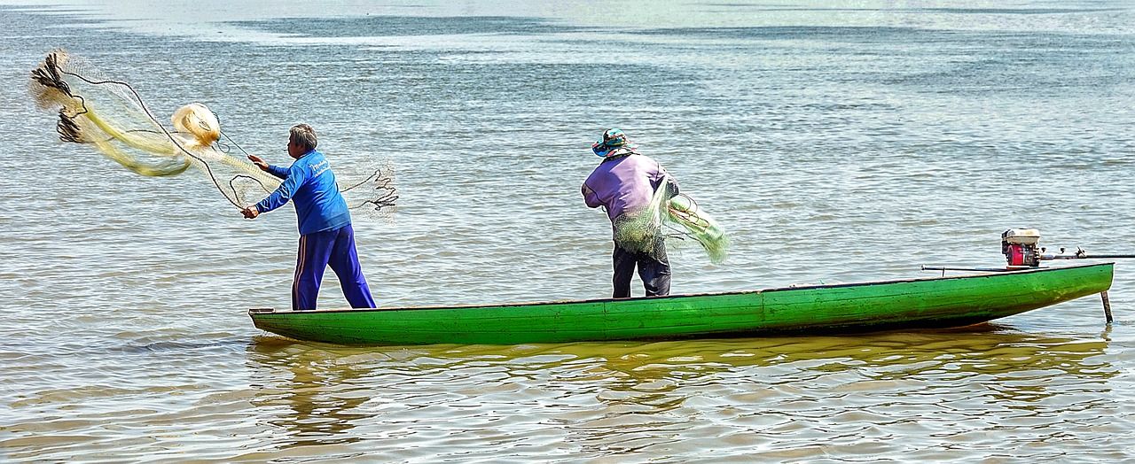 Detail Gambar Orang Sedang Menjaring Ikan Dilaut Nomer 8