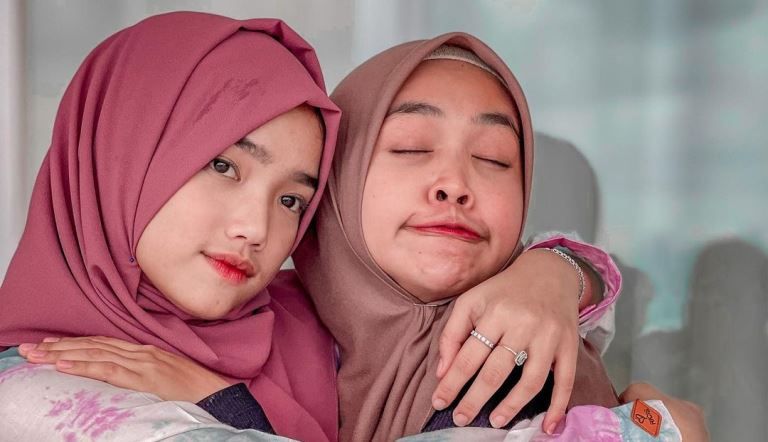 Detail Gambar Orang Sedang Minta Maaf Foto Pasasngan Berhijab Nomer 30