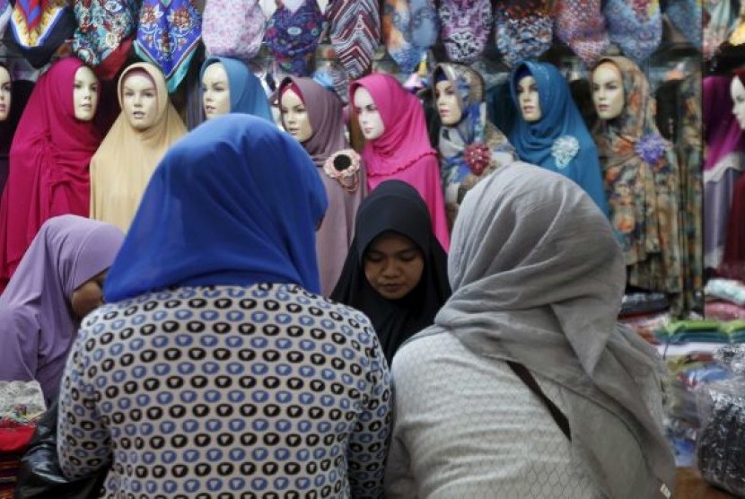 Detail Gambar Orang Sedang Minta Maaf Foto Pasasngan Berhijab Nomer 44