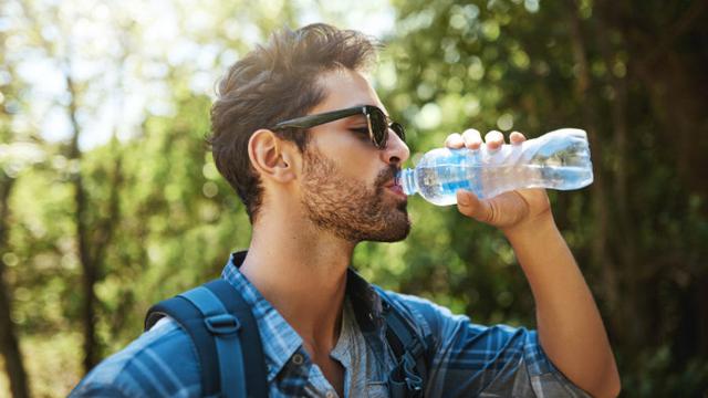 Gambar Orang Sedang Minum - KibrisPDR