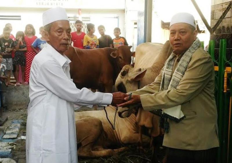 Detail Gambar Orang Sedang Qurban Nomer 17