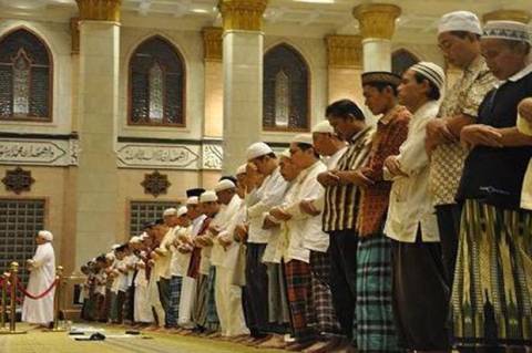 Detail Gambar Orang Sedang Sholat Berjamaah Nomer 2