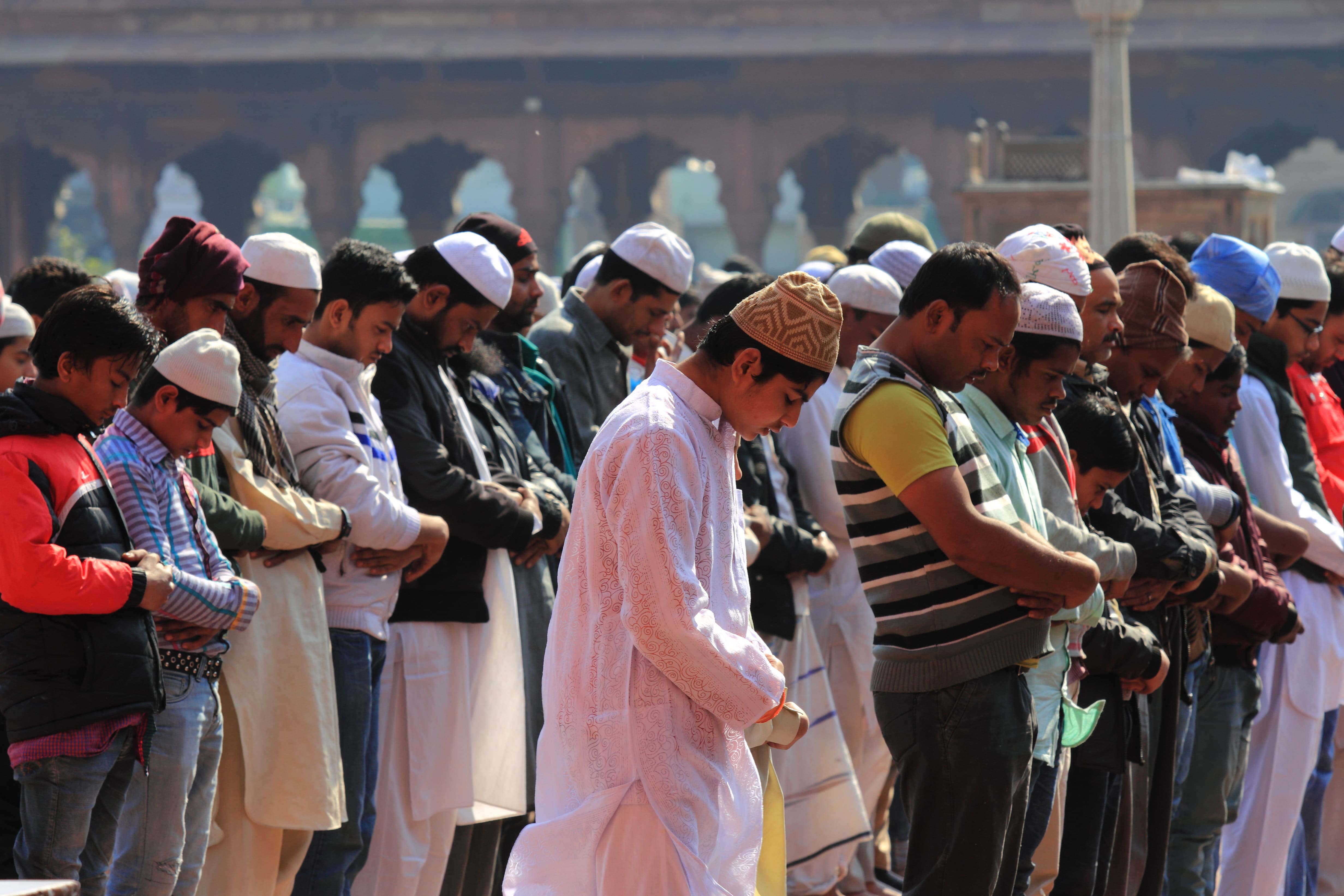 Detail Gambar Orang Sedang Sholat Berjamaah Nomer 52