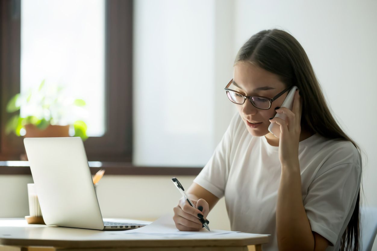 Detail Gambar Orang Sedang Telepon Nomer 3