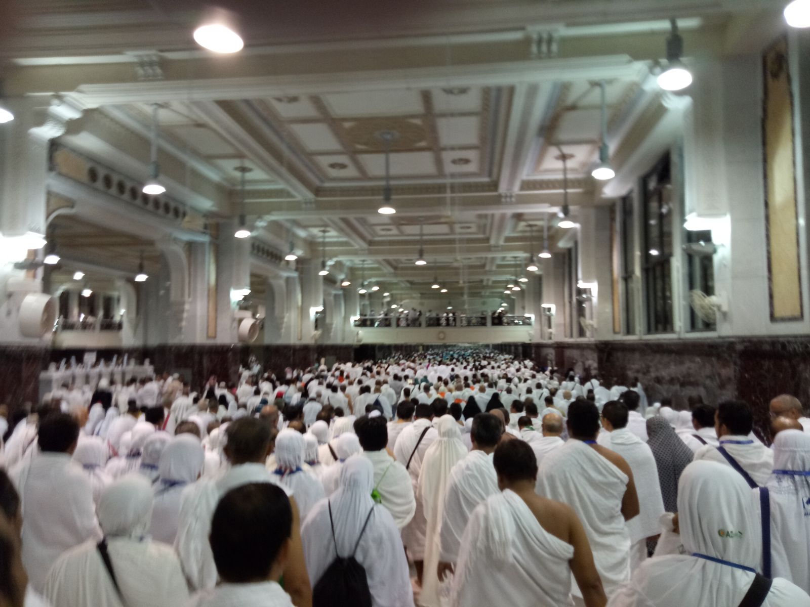 Detail Gambar Orang Sedang Umrah Nomer 17