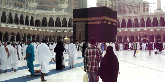 Detail Gambar Orang Sedang Umrah Nomer 33