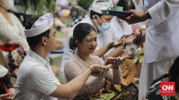 Detail Gambar Orang Sembahyang Hindu Nomer 31