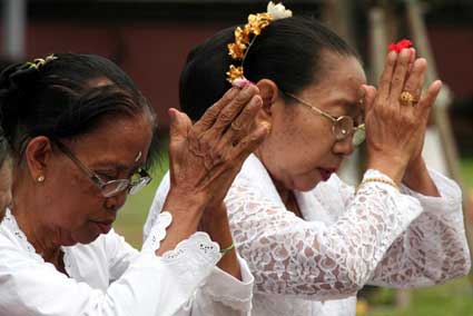 Detail Gambar Orang Sembahyang Hindu Nomer 41