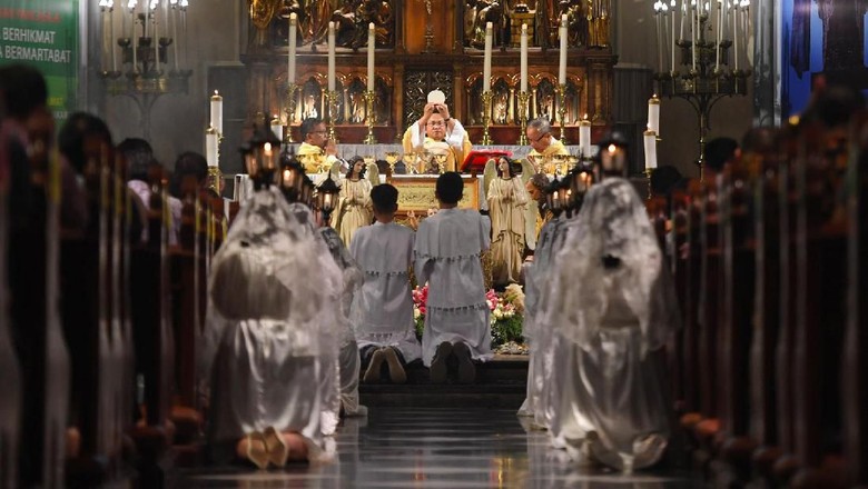 Detail Gambar Orang Sembayang Di Gereja Protestan Nomer 13