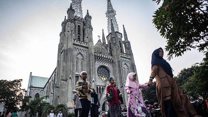 Detail Gambar Orang Sembayang Di Gereja Protestan Nomer 29