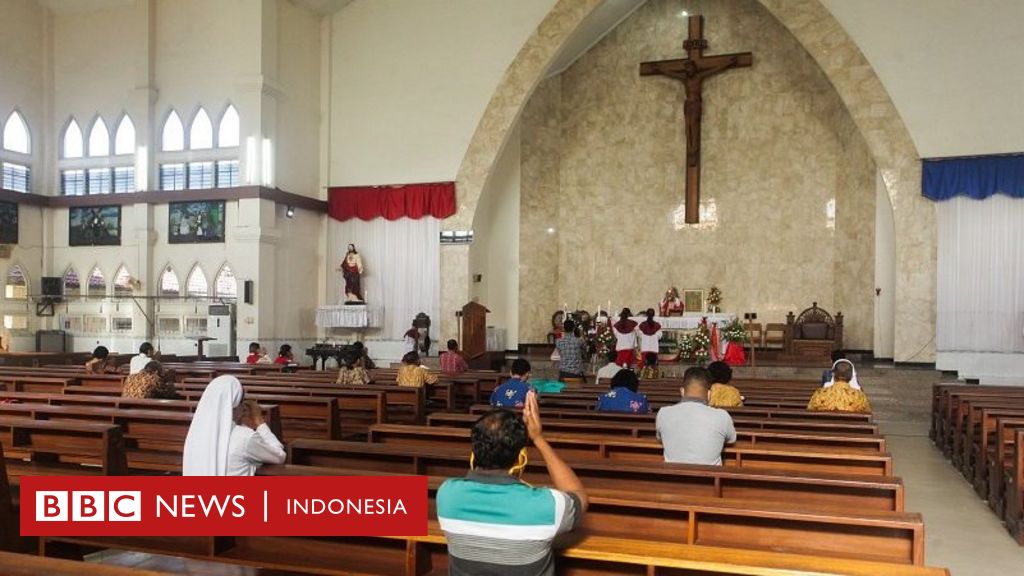 Detail Gambar Orang Sembayang Di Gereja Protestan Nomer 3