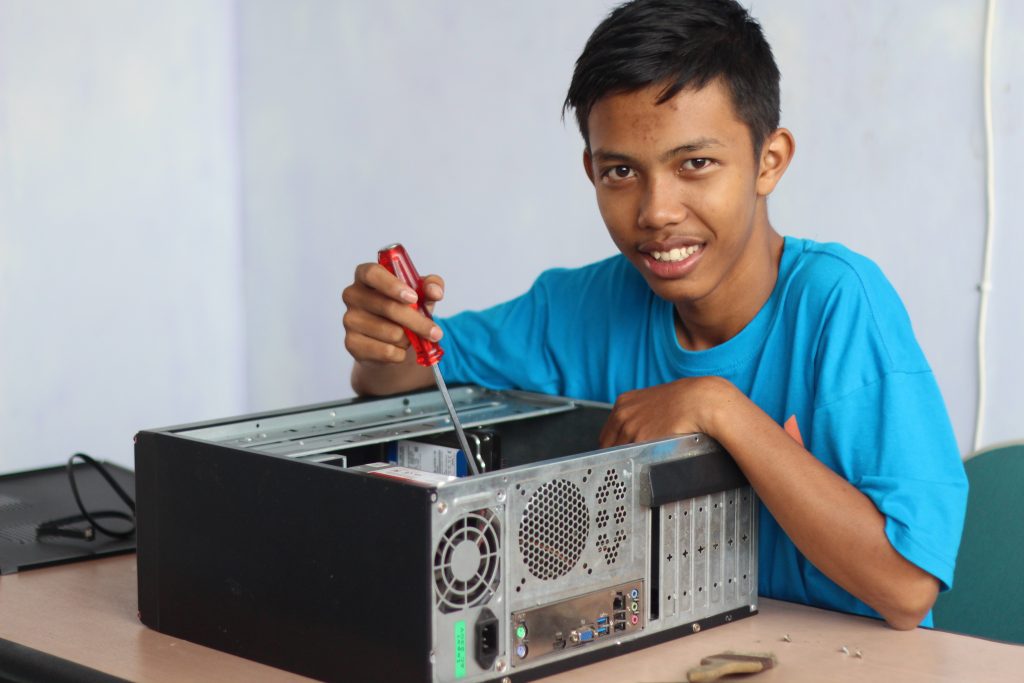 Detail Gambar Orang Service Komputer Pc Nomer 8