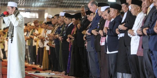 Detail Gambar Orang Sholat Berjamaah Nomer 23