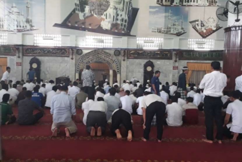 Detail Gambar Orang Sholat Berjamaah Nomer 33