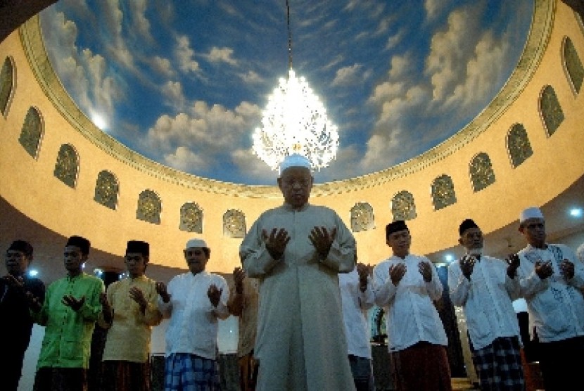 Detail Gambar Orang Sholat Berjamaah Nomer 38