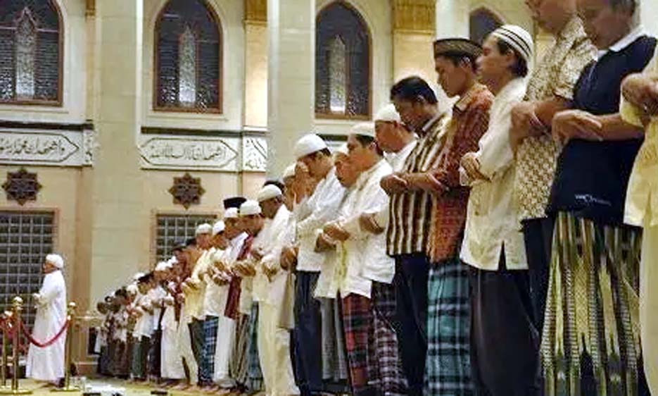 Detail Gambar Orang Sholat Berjamaah Nomer 56