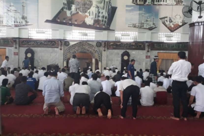 Detail Gambar Orang Sholat Berjamaah Di Masjid Nomer 15