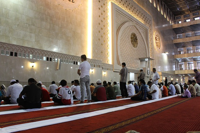 Detail Gambar Orang Sholat Berjamaah Di Masjid Nomer 25