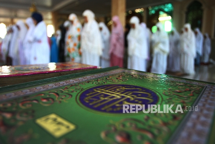 Detail Gambar Orang Sholat Berjamaah Di Masjid Nomer 28