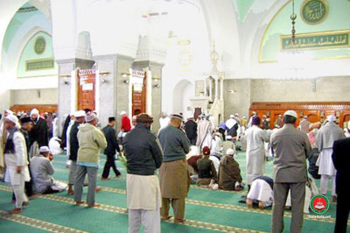 Detail Gambar Orang Sholat Berjamaah Di Masjid Nomer 34