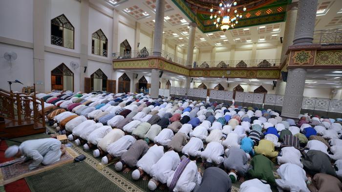 Detail Gambar Orang Sholat Berjamaah Di Masjid Nomer 42