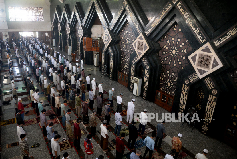 Detail Gambar Orang Sholat Berjamaah Di Masjid Nomer 49
