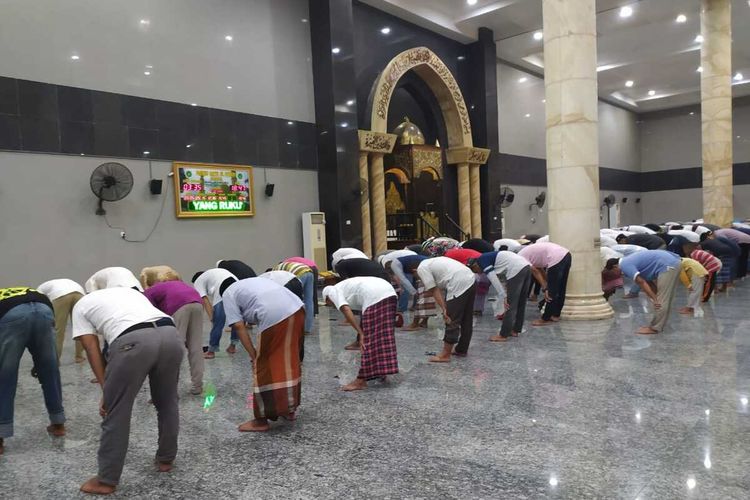 Detail Gambar Orang Sholat Berjamaah Di Masjid Nomer 8