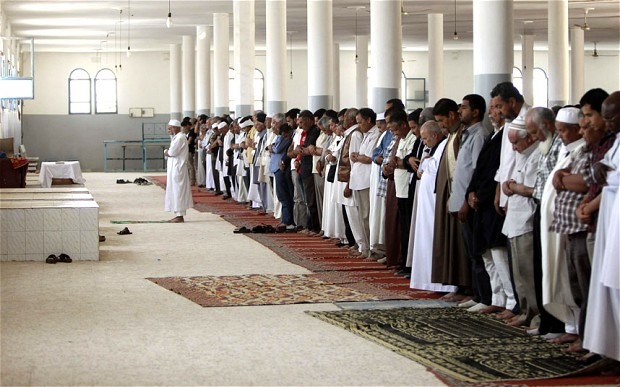 Detail Gambar Orang Sholat Berjamaah Di Masjid Nomer 9