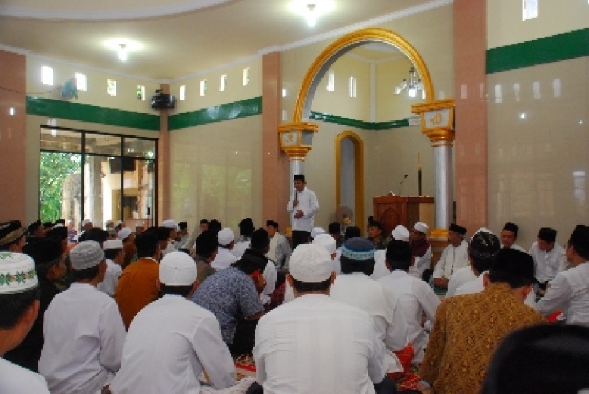 Detail Gambar Orang Sholat Jumat Nomer 4