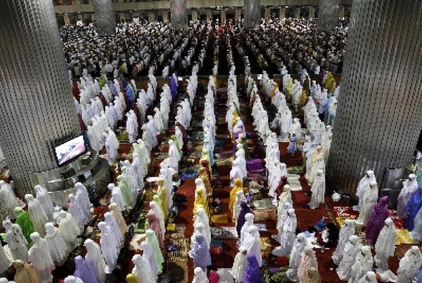 Detail Gambar Orang Sholat Tarawih Nomer 4