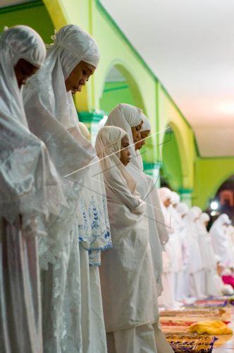 Detail Gambar Orang Sholat Tarawih Nomer 40