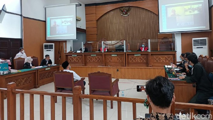 Detail Gambar Orang Sidang Nomer 13