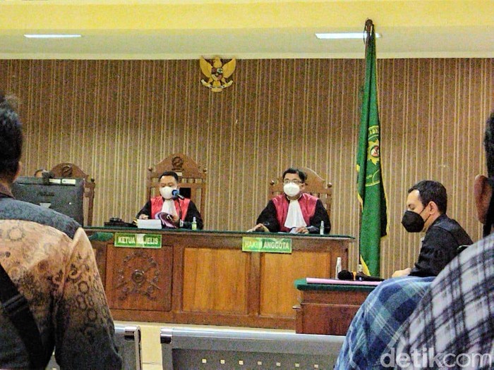 Detail Gambar Orang Sidang Nomer 31