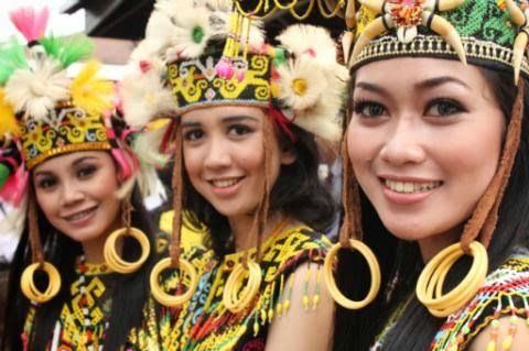 Detail Gambar Orang Suku Dayak Nomer 12