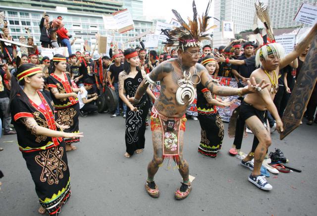 Detail Gambar Orang Suku Dayak Nomer 30