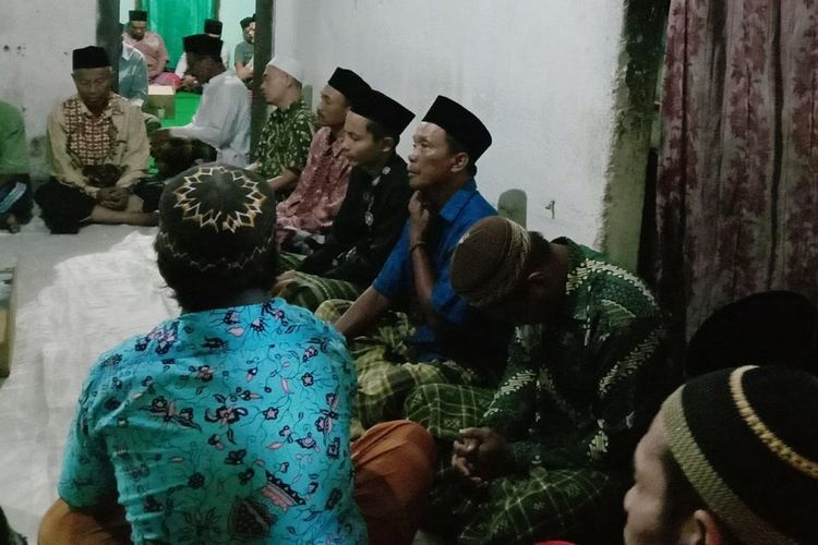 Detail Gambar Orang Tahlilan Nomer 3