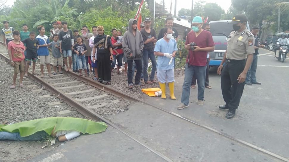 Gambar Orang Tertabrak Kereta Api Di Malang 2 April 2017 - KibrisPDR