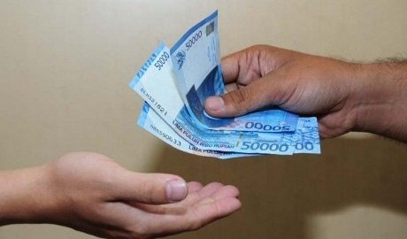 Detail Gambar Orang Transaksi Tunai Nomer 33