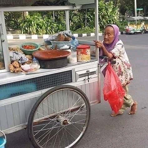 Detail Gambar Orang Tua Bekerja Nomer 15