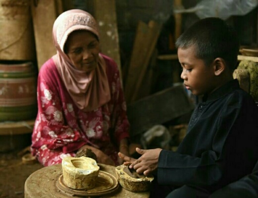 Detail Gambar Orang Tua Bekerja Nomer 4