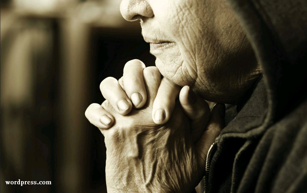 Detail Gambar Orang Tua Berdoa Nomer 5