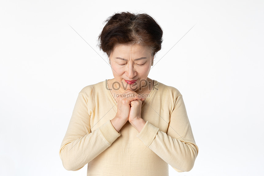 Detail Gambar Orang Tua Berdoa Nomer 35