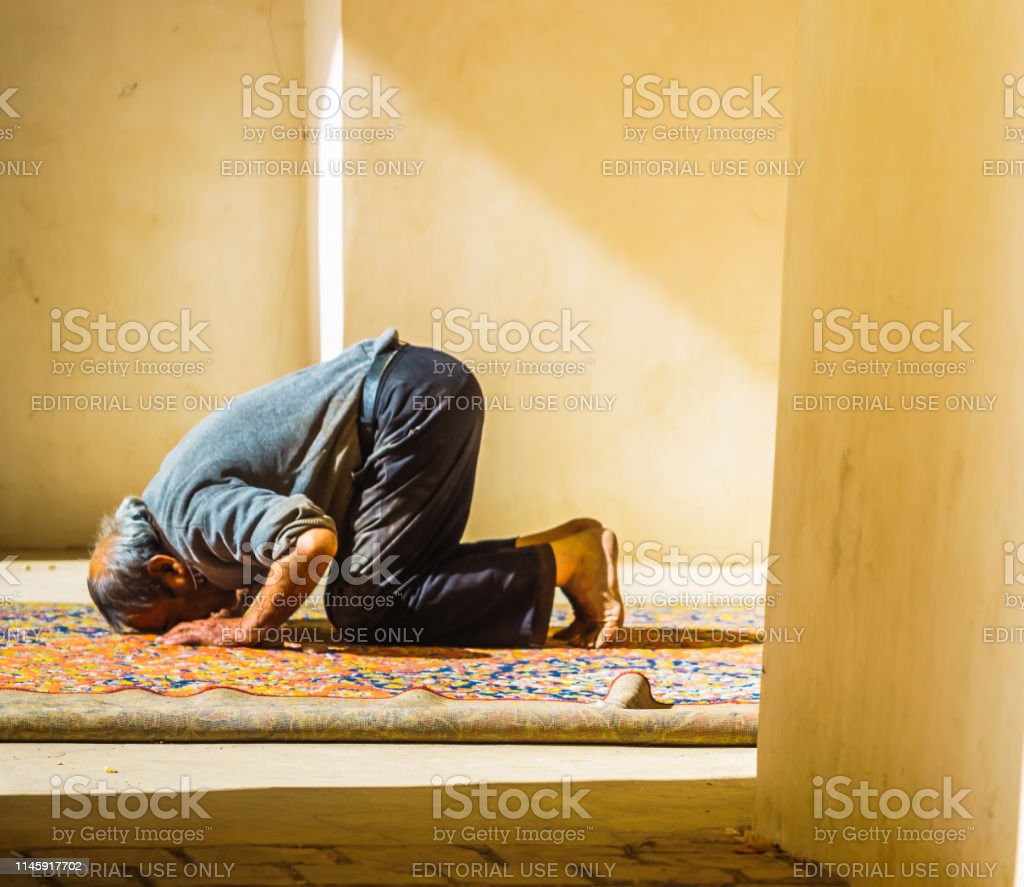 Detail Gambar Orang Tua Berdoa Nomer 43
