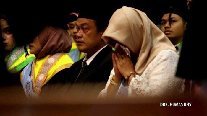 Detail Gambar Orang Tua Menangis Nomer 42