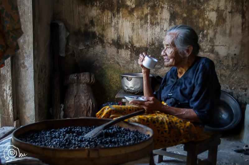 Detail Gambar Orang Tua Minum Kopi Nomer 6