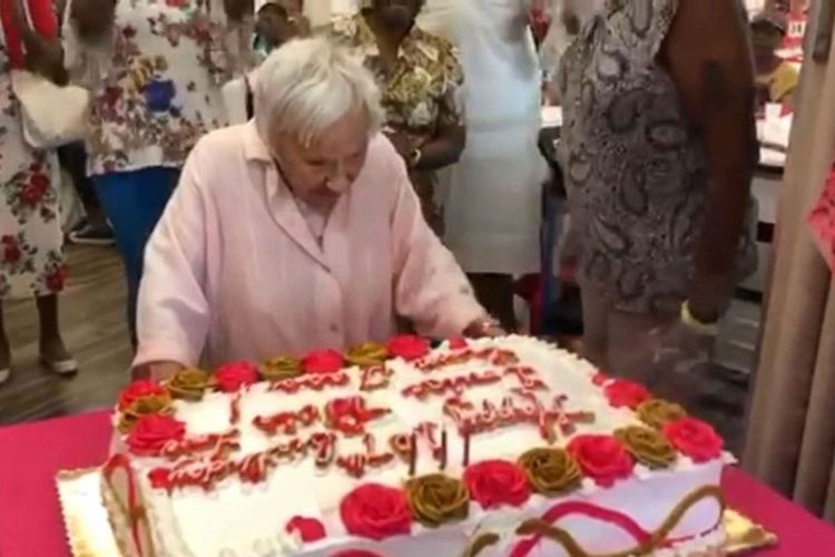 Detail Gambar Orang Ulang Tahun Ulang Tahun Nenek Nenek Nomer 4