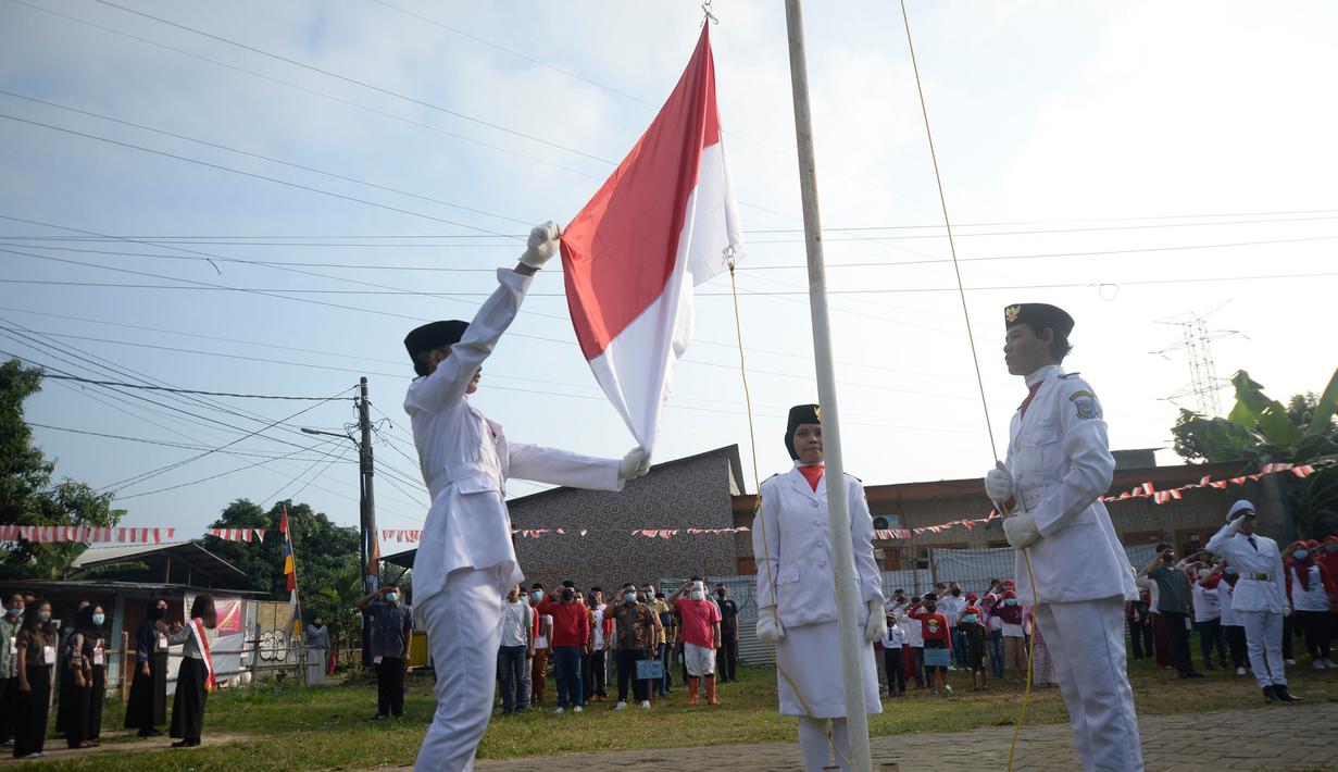 Detail Gambar Orang Upacara Bendera Nomer 17